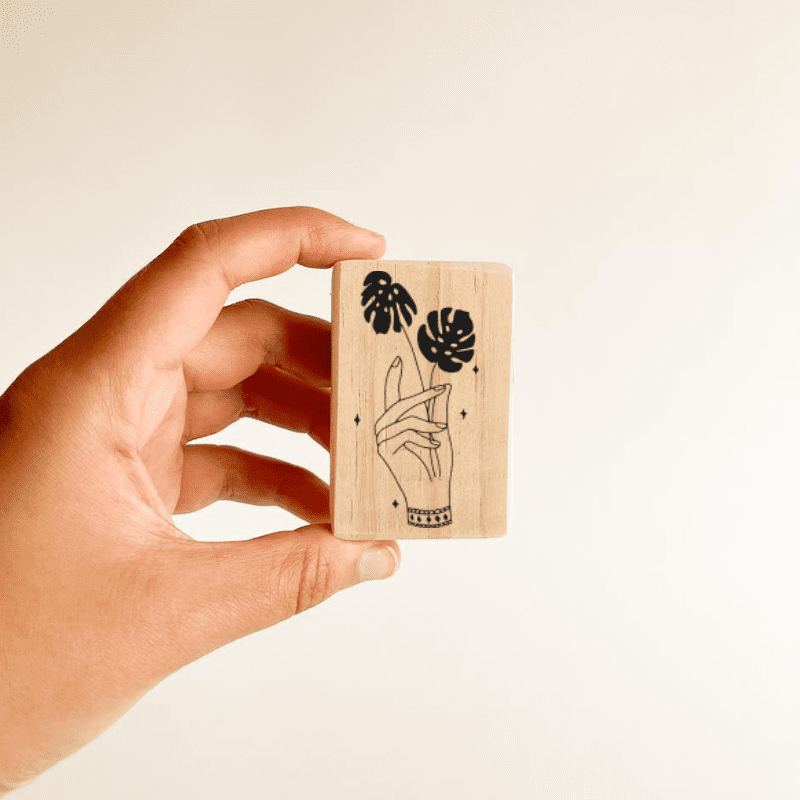 Timbre · Mano Monstera