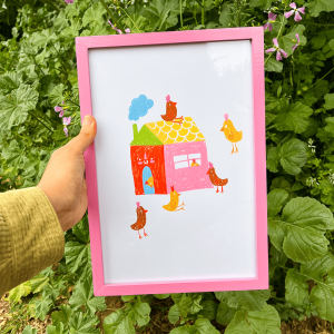 Cuadro casa con gallinas marco rosado